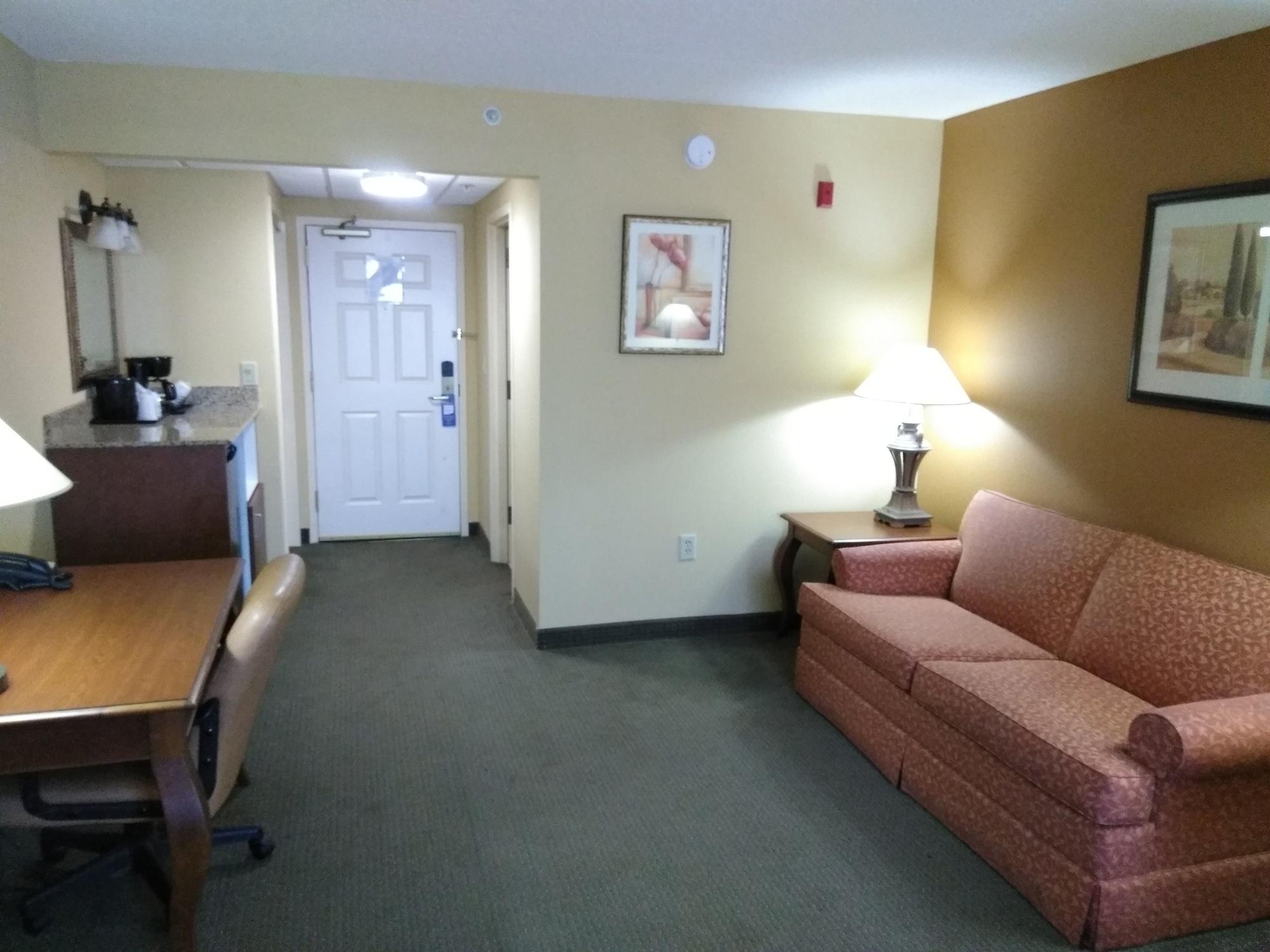 Baymont By Wyndham Clinton Hotel Exterior photo
