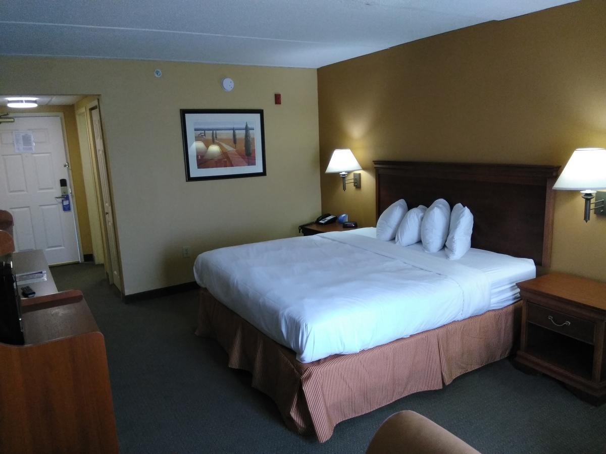 Baymont By Wyndham Clinton Hotel Exterior photo